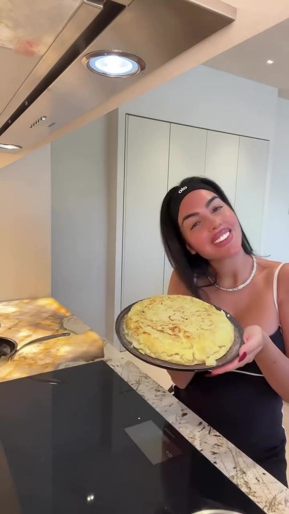 Georgina Rodríguez presumió su perfecta tortilla de patatas.