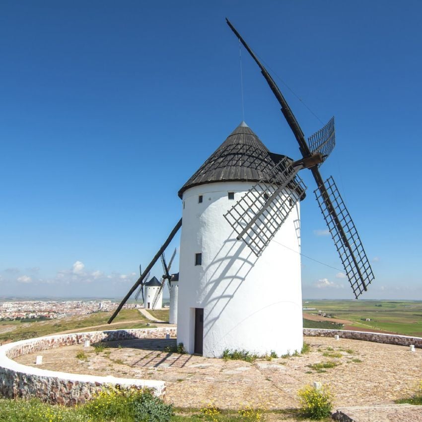 molinos de viento en alcazar de san juan en la ruta del quijote ciudad real