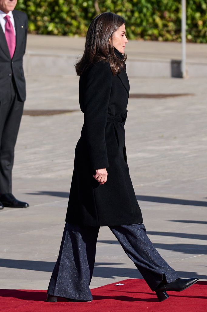 reina Letizia abrigo negro aeropuerto Madrid