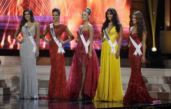 Las cinco finalistas antes de conocer el nombre de la ganadora Miss Colombia, Miss Jamaica, Kaci Fennell, Miss Ucrania, Diana Harkusha, Miss Holanda, Yasmin Verheije, y Miss USA, Nia Sanchez 