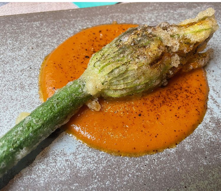 Quesadilla de flor de calabaza en tempura de maíz, con huitlacoche y queso Arzúa, con salsa de chile morita