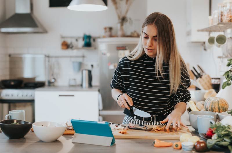 chica cocina con libro