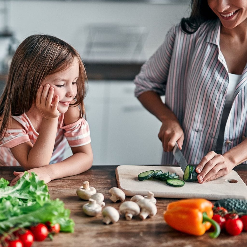 cocinar en familia como un plan divertido