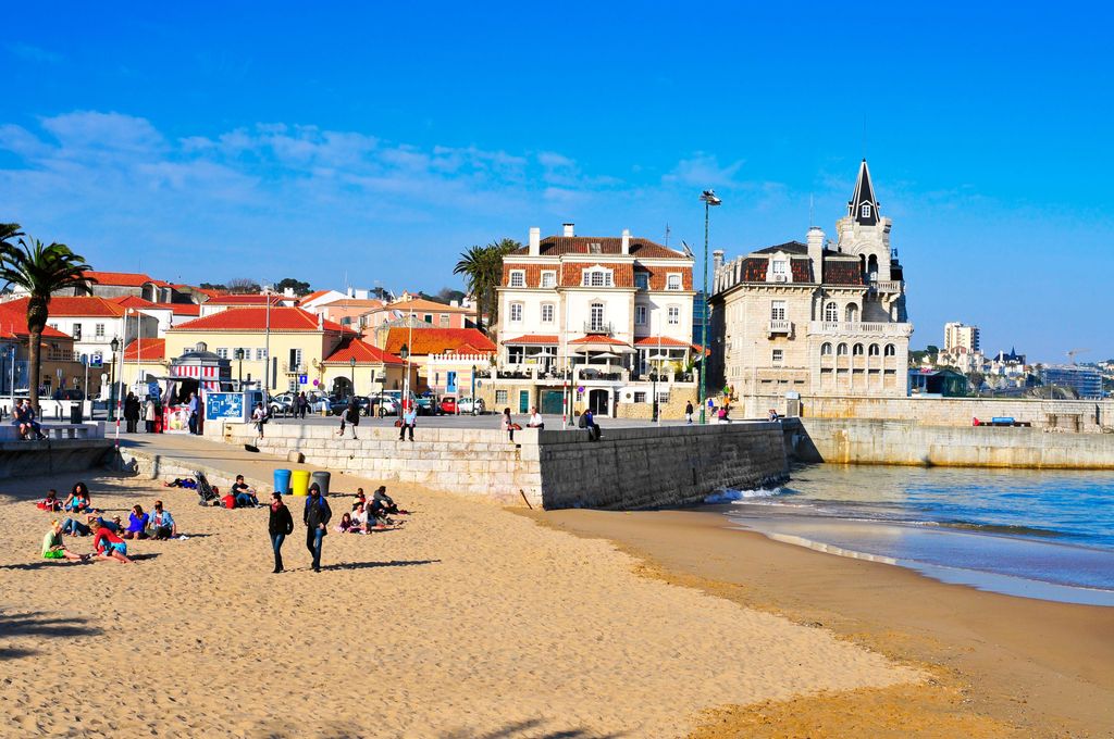 Praia do Peixe y el Passeio Dom Luís I en Cascais, Portugal