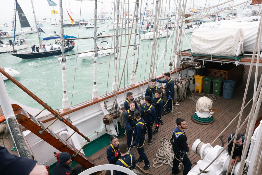 Los reyes y la princesa Leonor en la salida de Elcano