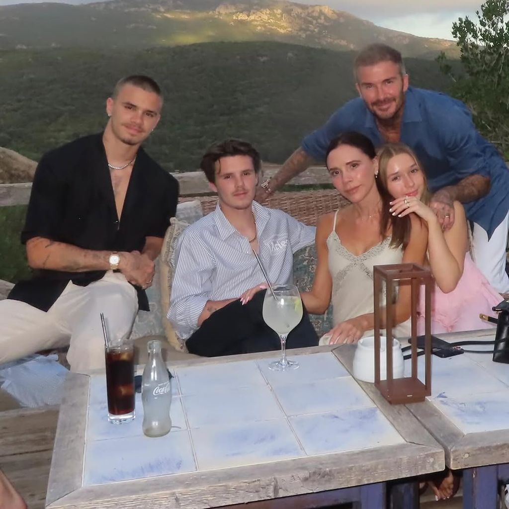 Victoria y David Beckham con sus hijos Harper, Cruz y Romeo