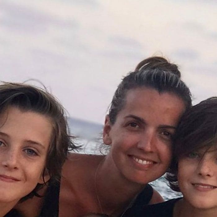 Bárbara Suanzes junto a los hijos de su marido