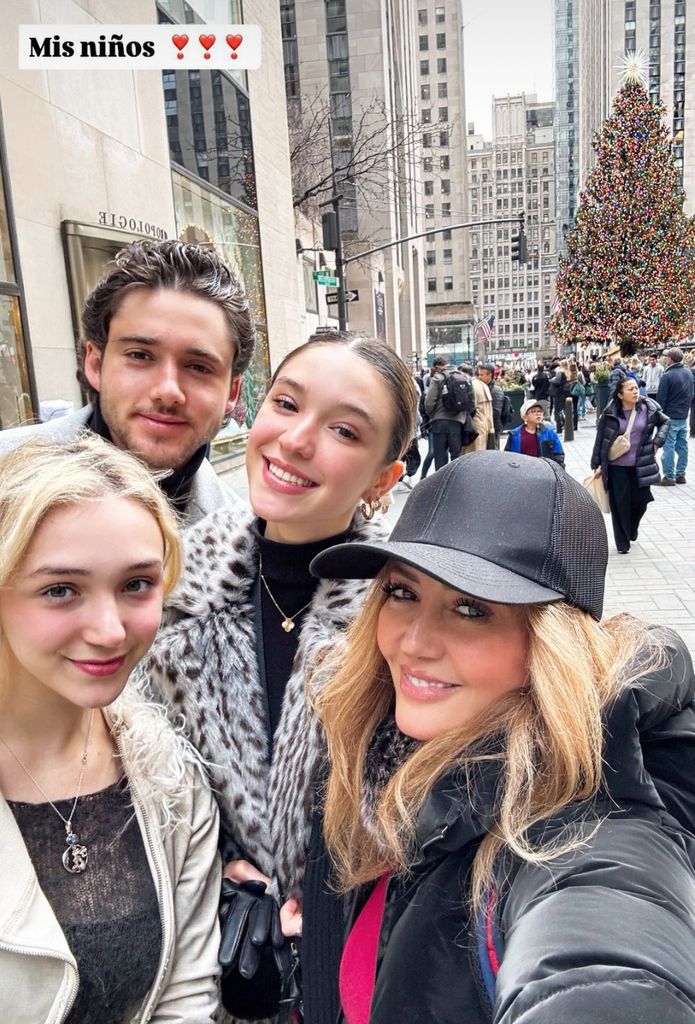 Andrea Legarreta, sus hijas y Tarik Othón en Nueva York.