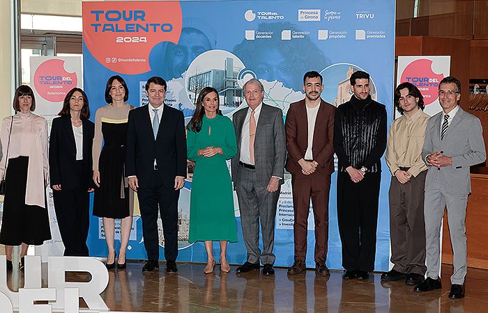 Doña Letizia con los finalistas del premio Arte 2024 