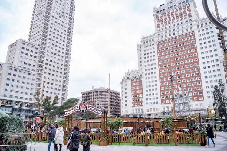 Biergarten de Paulaner en la plaza de España de Madrid