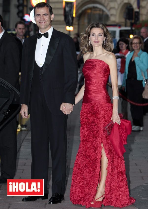 Reina Letizia con vestido rojo de gala