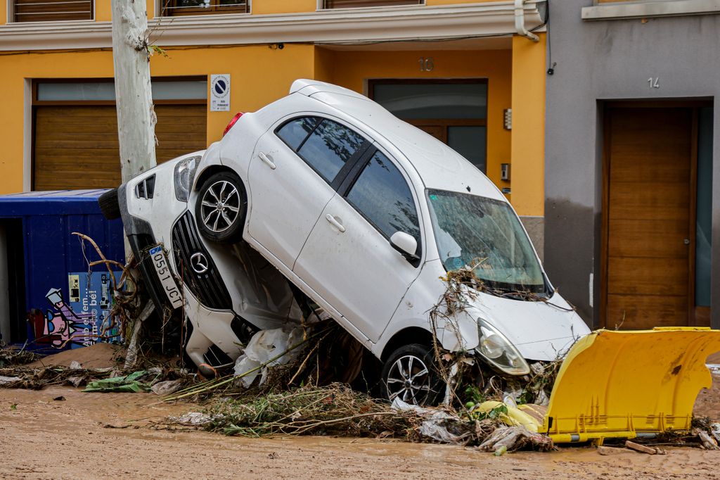 Vehículos destrozados por la DANA en Valencia