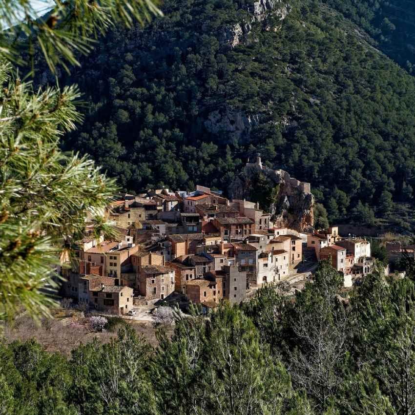 pequeno pueblo de pratdip en medio de las montanas tarragona