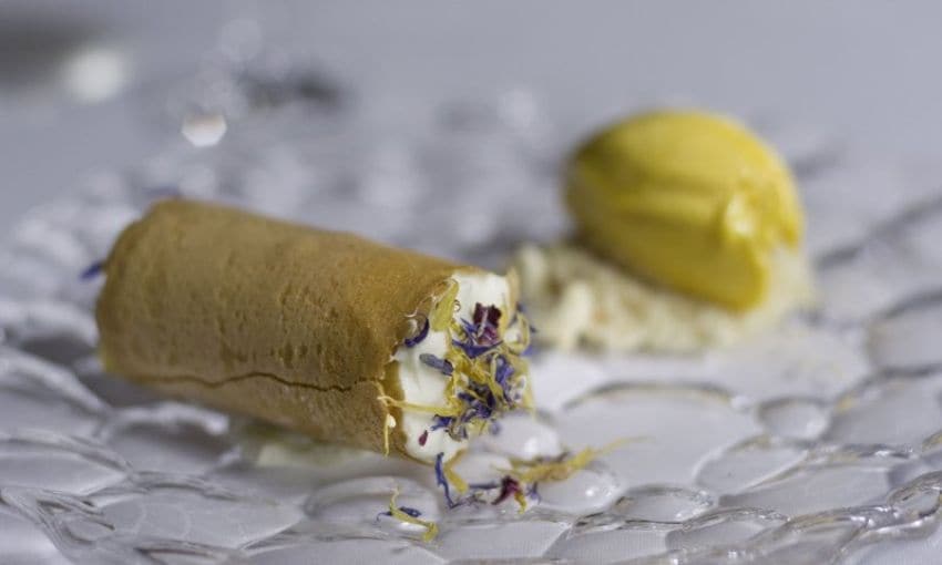 Tubo de té y miel de La Alcarria con helado de mango del restaurante Molino de Alcuneza