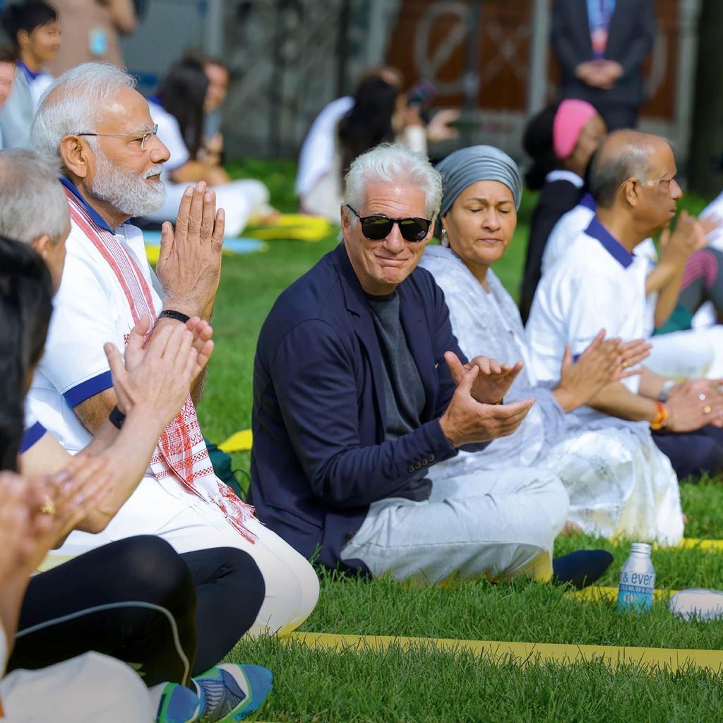 HOLA4118 RICHARD GERE YOGA