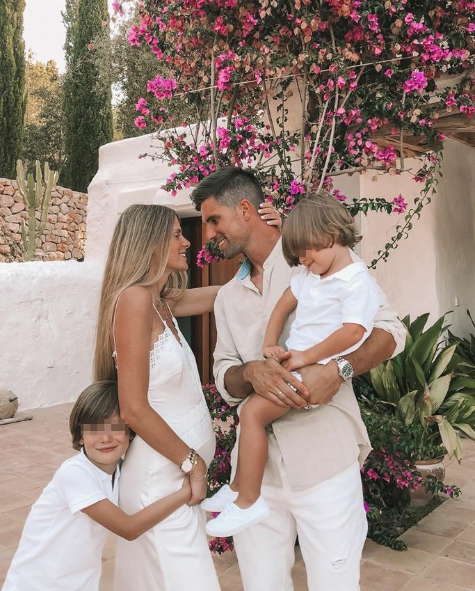 Natalia Coll y Adrián González con sus hijos