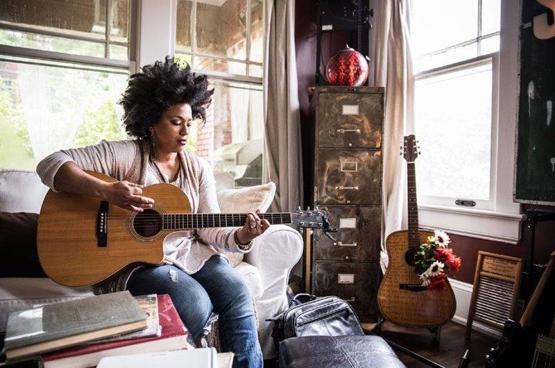 getty mujer guitarra