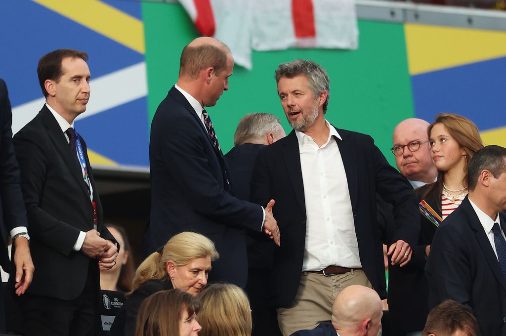 El príncipe William y el rey Federico se saludaron alegremente en las fradas de la Frankfurt Arena.