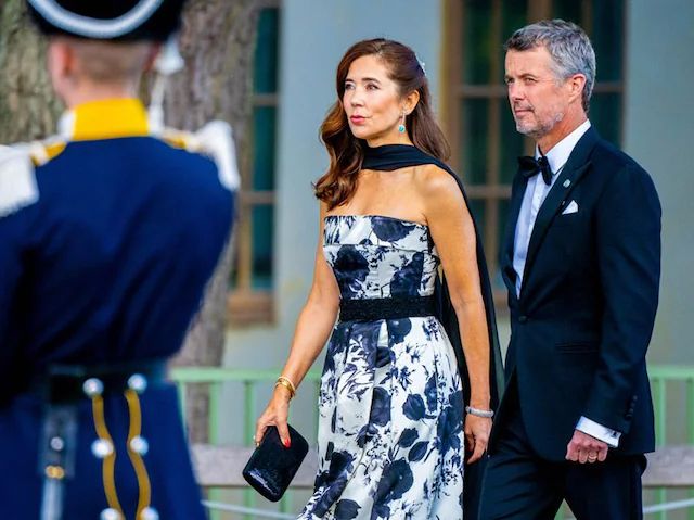 La reina Mary lució por tercera vez este vestido floral con escote palabra de honor durante el concierto en honor al rey Carlos Gustavo en septiembre de 2023.