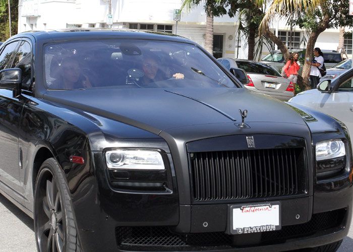 A Kim Kardashian le encanta el Rolls Royce Phantom, se ha dejado ver con uno negro -en mate y con brillo- y en blanco
