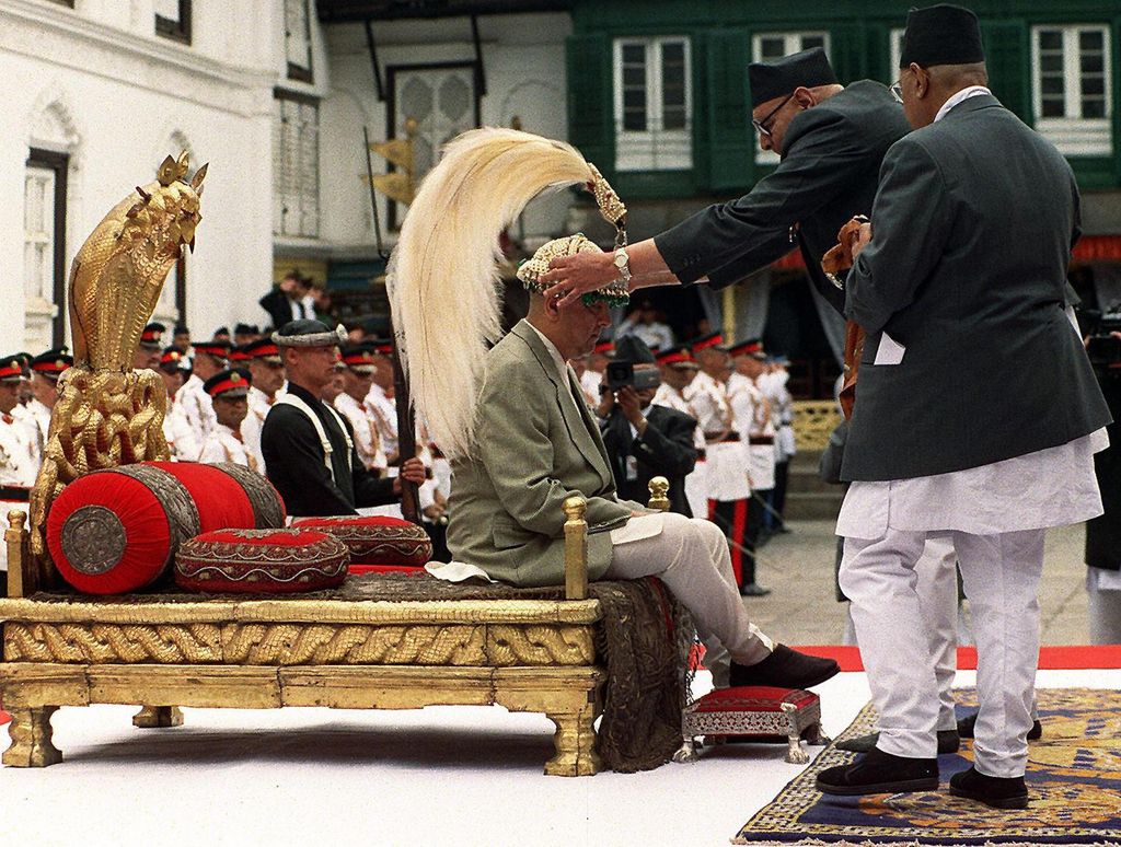 Imágenes tomadas el 4 de junio de 2001 durante la coronación en Katmandú del rey Gyanendra, horas después de la muerte de su sobrino, que estuvo tres días en coma al dispararse en la sien tras perpetrar la masacre real