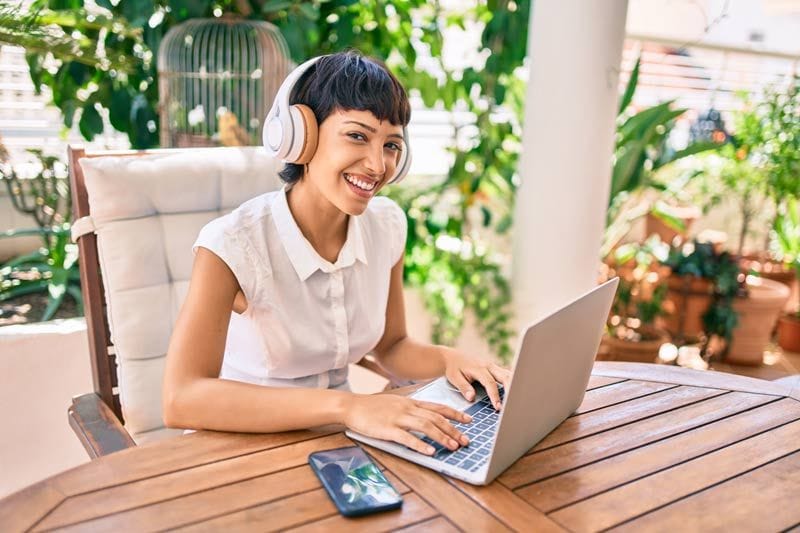 mujer teletrabajo