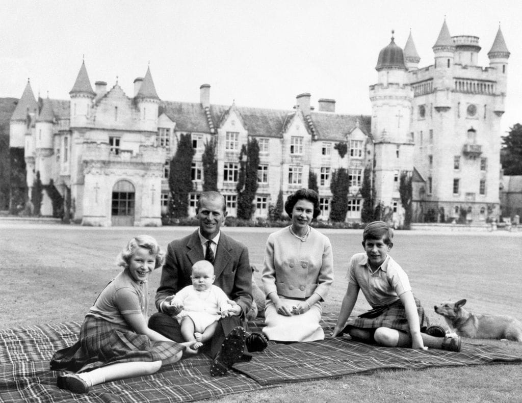 La Familia Real británica, en los jardines de Balmoral en septiembre de 1960