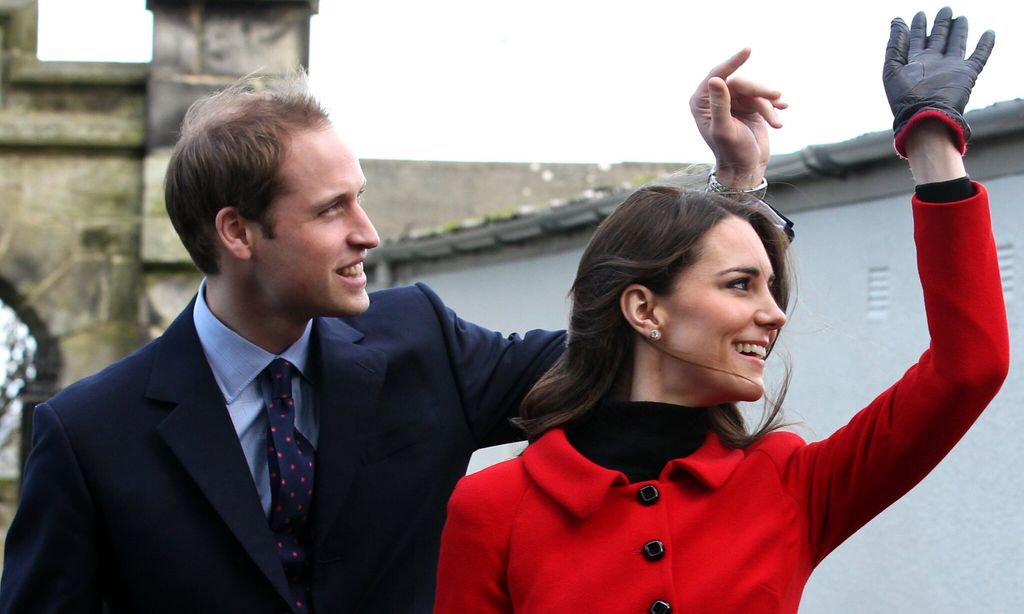 prince william l and his fiancee kate middleton wave as they pass st salvator 39 s halls during a visit to the university of st andrews in scotland on february 25 2011 during the visit they viewed the surviving papal bull the university 39 s founding document unveiled a plaque and met a selection of the universitys current staff and students to mark the start of the anniversary prince william and kate middleton attended the university as students from 2001 to 2005 and began their romance in st andrews 2011 afp photo wpa pool andrew milligan photo credit should read andrew milligan afp via getty images 