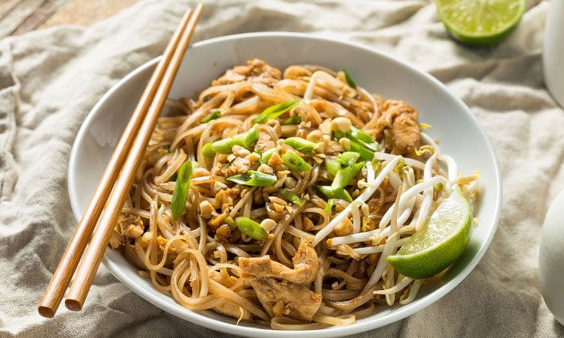 'Pad thai' de pollo con 'noodles' de arroz