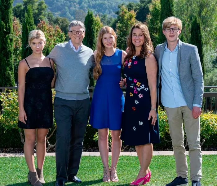 Bill y Melinda Gates con sus tres hijos