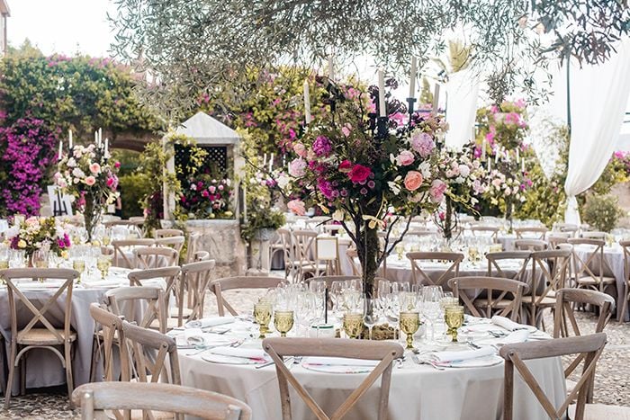 Mesas de boda con flores rosas 