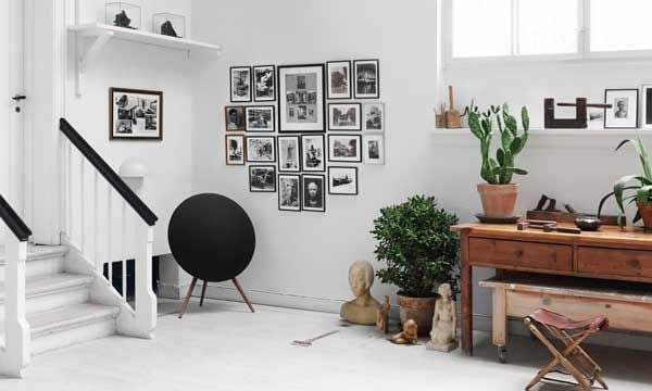 Hecho a mano como una preciosa pieza de mobiliario, el Beoplay A9 de Bang & Olufsen se integra a la perfección en la decoración de los espacios.
