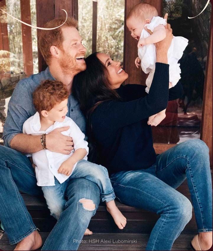 Los duques de Sussex con sus hijos Archie y Lilibet