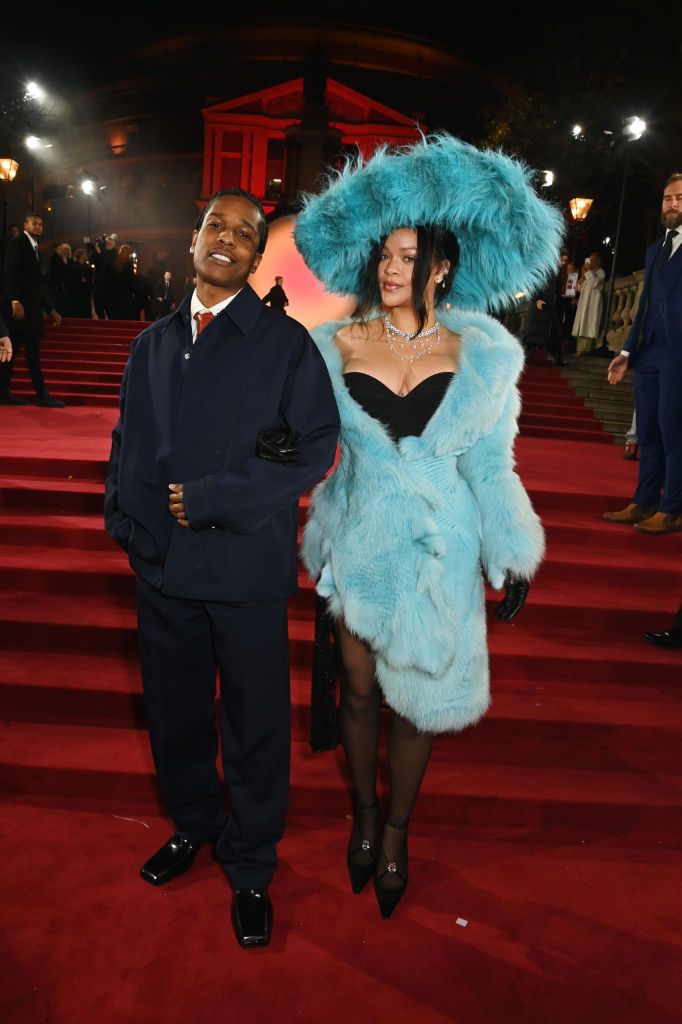 La pareja camina la alfombra roja de los Fashion Awards en Londres 