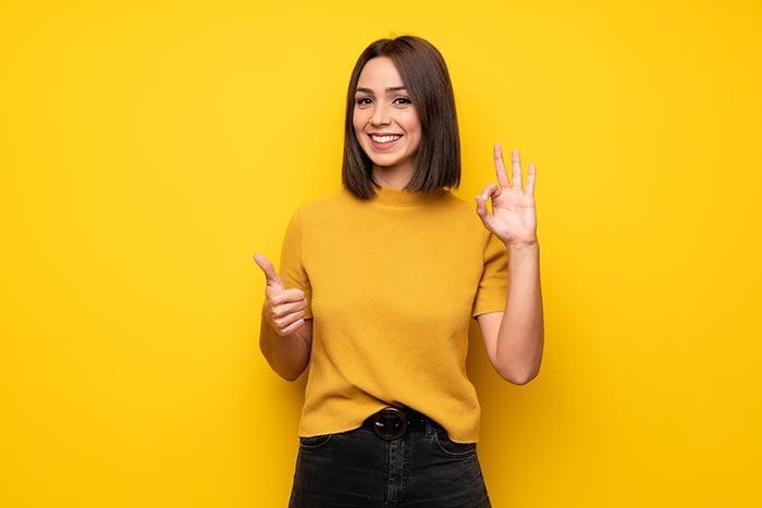 mujer diciendo ok con la mano