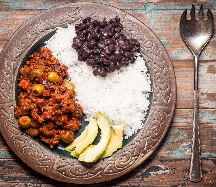 ropa-vieja-cubana-con-frijoles-y-arroz