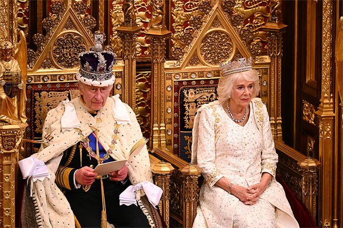 Carlos III y Camilla en el Parlamento