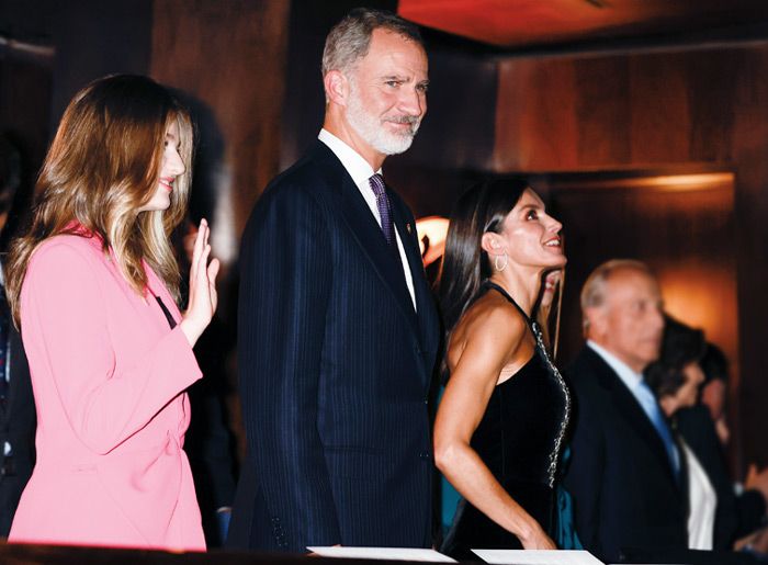 El rey Felipe y la reina Letizia con Leonor en el concierto en Oviedo