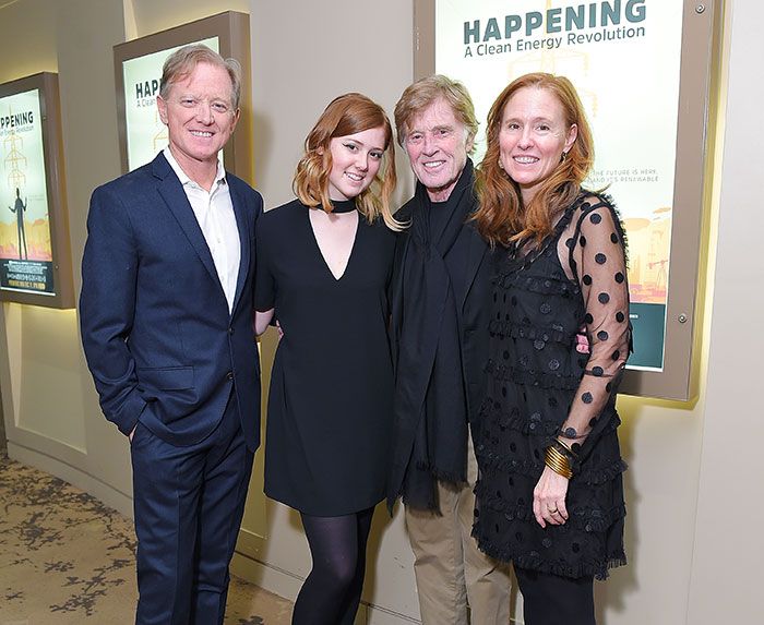 Robert Redford con su hijo James, su nuera Kyle y su nieta Lena