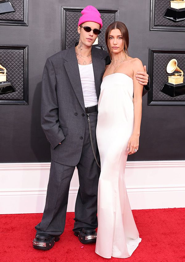 Justin Bieber y Hailey Bieber en la alfombra roja de los premios Grammy