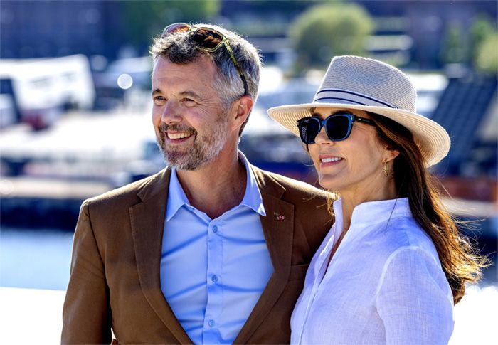 Federico y Mary de Dinamarca en el paseo marítimo