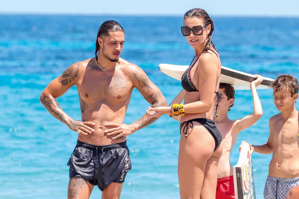 Mar Flores y Carlo Costanzia en la playa