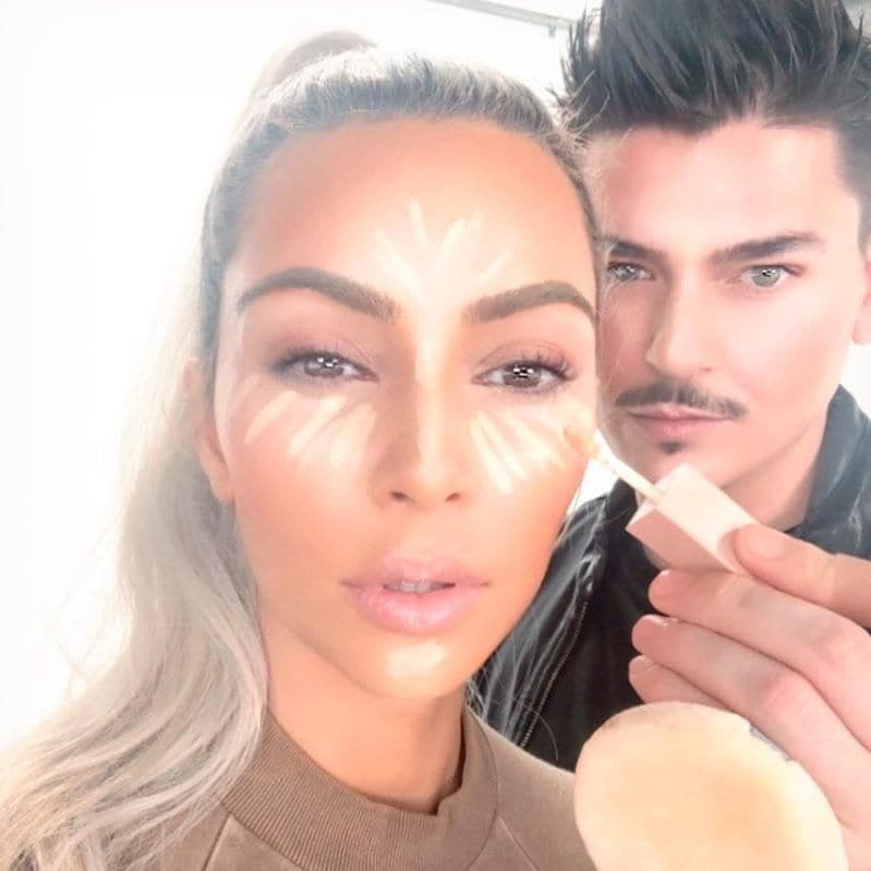 Kim Kardashian de la mano de su maquillador popularizaron la técnica del contouring