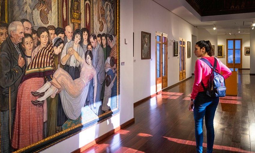 Visitante en Museo de Bellas Artes municipal.