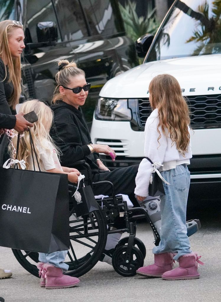 Photo © 2025 Luis Fernandez/The Grosby Group</p>
<p>EXCLUSIVE</p>
<p>Miami Beach, January 25, 2025</p>
<p>Rarely seen in public, Anna Kournikova was out shopping at the Bal Harbour mall in spite of being in a wheelchair and wearing an orthopedic boot due to a possible foot injury. The former tennis champion and partner of singer, Enrique Iglesias, was with the couple's two daughters and a small entourage.***</p>
<p>Rara vez vista en público, Anna Kournikova estuvo de compras en el centro comercial Bal Harbour a pesar de estar en silla de ruedas y usar una bota ortopédica debido a una posible lesión en el pie. La extenista y pareja del cantante Enrique Iglesias, estaba acompañada por sus dos hijas y un pequeño grupo de personas.