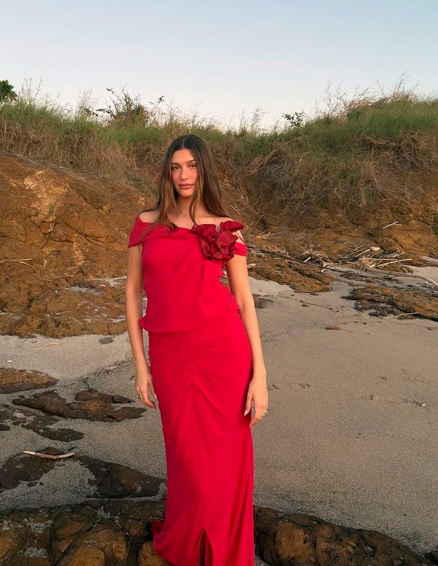 Hailey Bieber con vestido rojo en una boda en Costa Rica