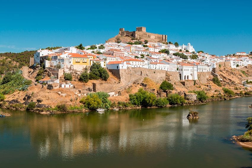 Mértola junto al río Guadiana, Portugal