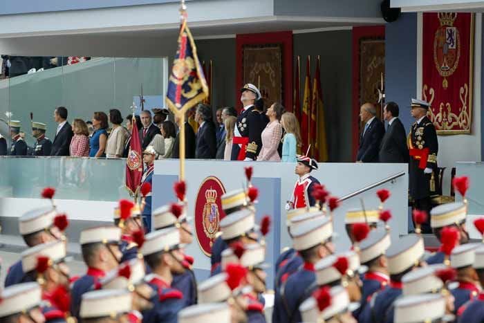 Los Reyes presiden el desfile de la Fiesta Nacional junto a la princesa Leonor y la infanta Sofía 