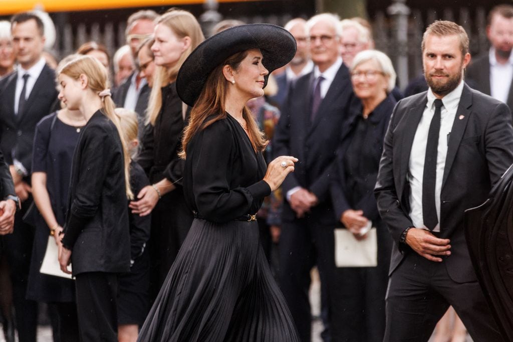 La reina Mary de Dinamarca en el funeral de Per Thornit en Copenhague, agosto 2024