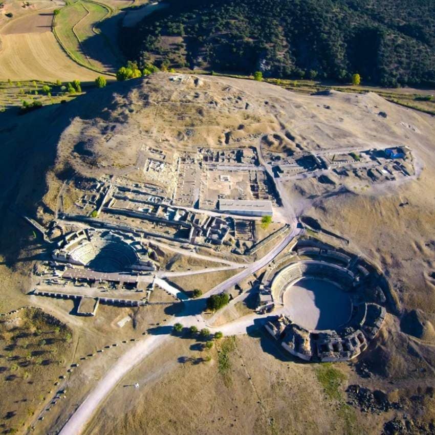 La ciudad de Segóbriga se sitúa sobre un cerro llamado Cabeza de Griego.